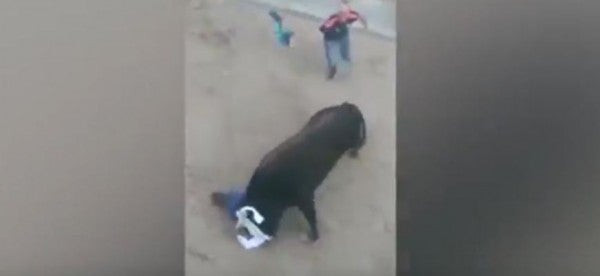 Ταύρος… έκανε κομμάτια πολίτη σε γιορτή στη Βαλένθια (βίντεο)